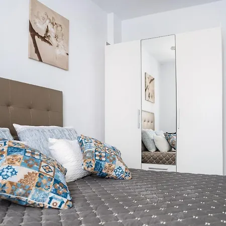 Spacious 3 Bedroom In Puerto De Santiago. Walk To The Beach. Fast Wifi, Netflix, Workstation.