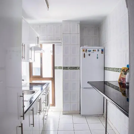 Spacious 3 Bedroom In Puerto De Santiago. Walk To The Beach. Fast Wifi, Netflix, Workstation. * Puerto de Santiago (Tenerife)