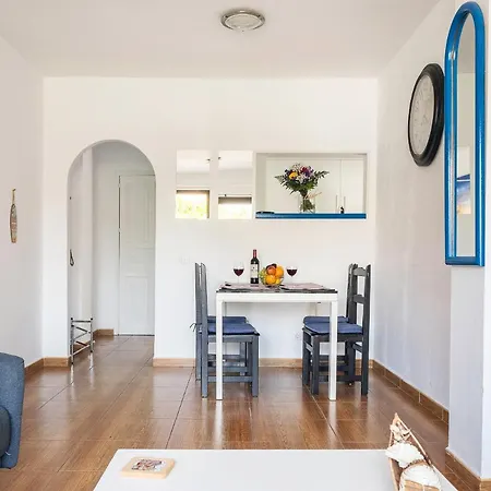 Spacious 3 Bedroom In Puerto De Santiago. Walk To The Beach. Fast Wifi, Netflix, Workstation. Apartment