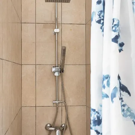 Apartment Spacious 3 Bedroom In Puerto De Santiago. Walk To The Beach. Fast Wifi, Netflix, Workstation.